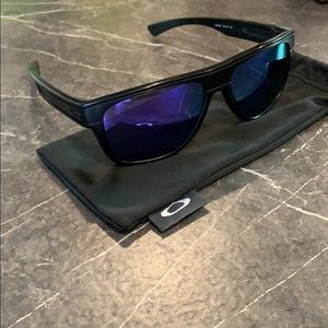 Oakley Breadbox